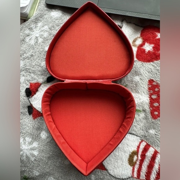 Vintage Jewelry Trinket Box Heart Shape Floral Embossed Red - Picture 2 of 3